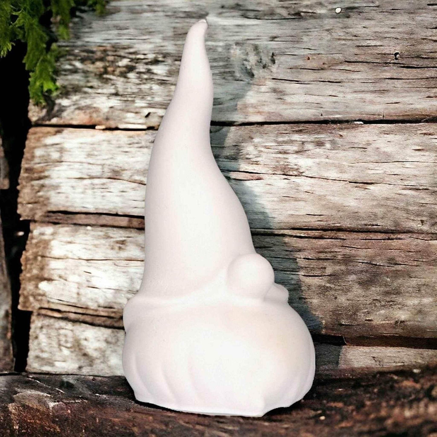 Dwarf and elf decorations – Handmade figures with symbolic power