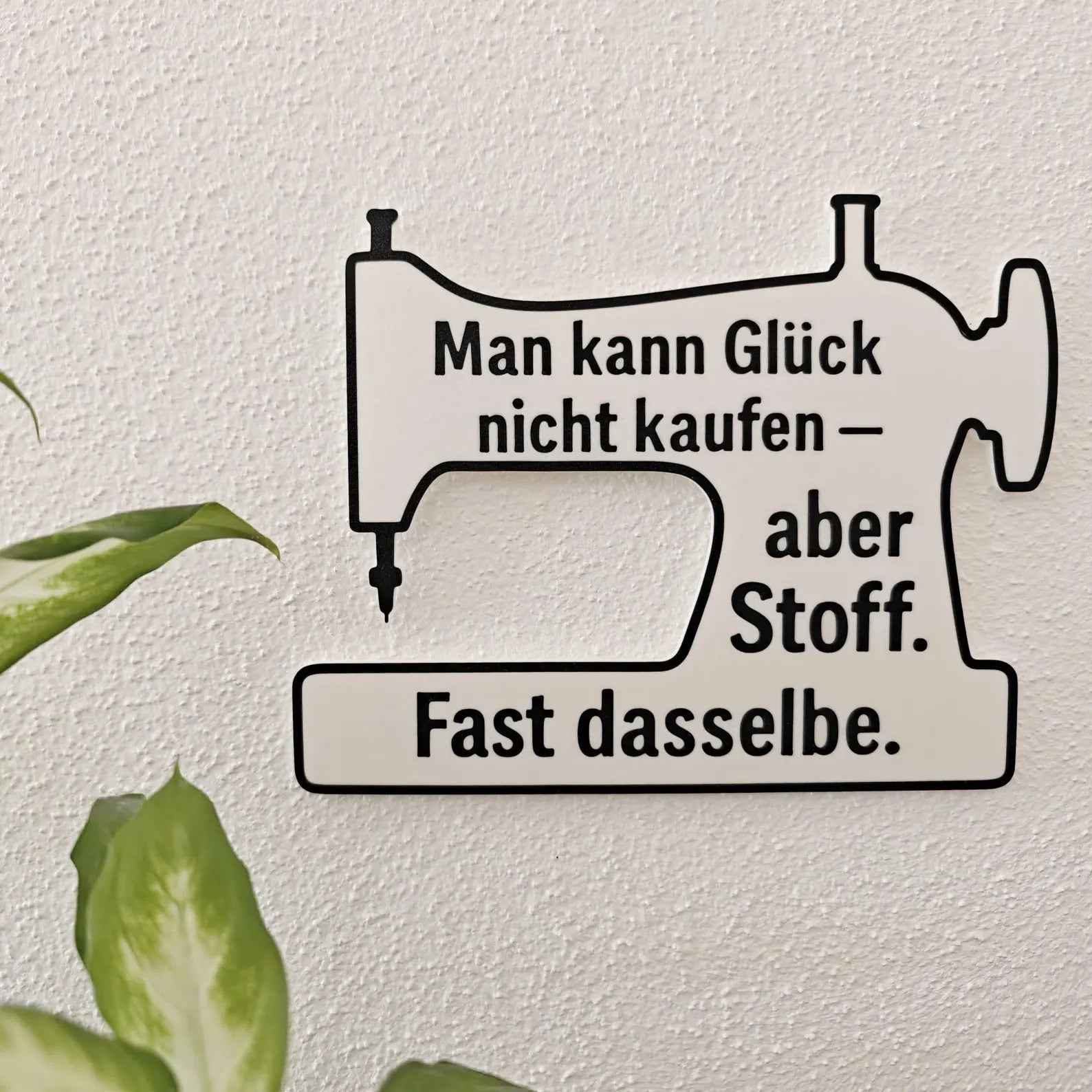 Deko Schild mit Spruch für Näherinnen – Lustige Wanddeko fürs Nähzimmer – Geschenk für Stoffliebhaber