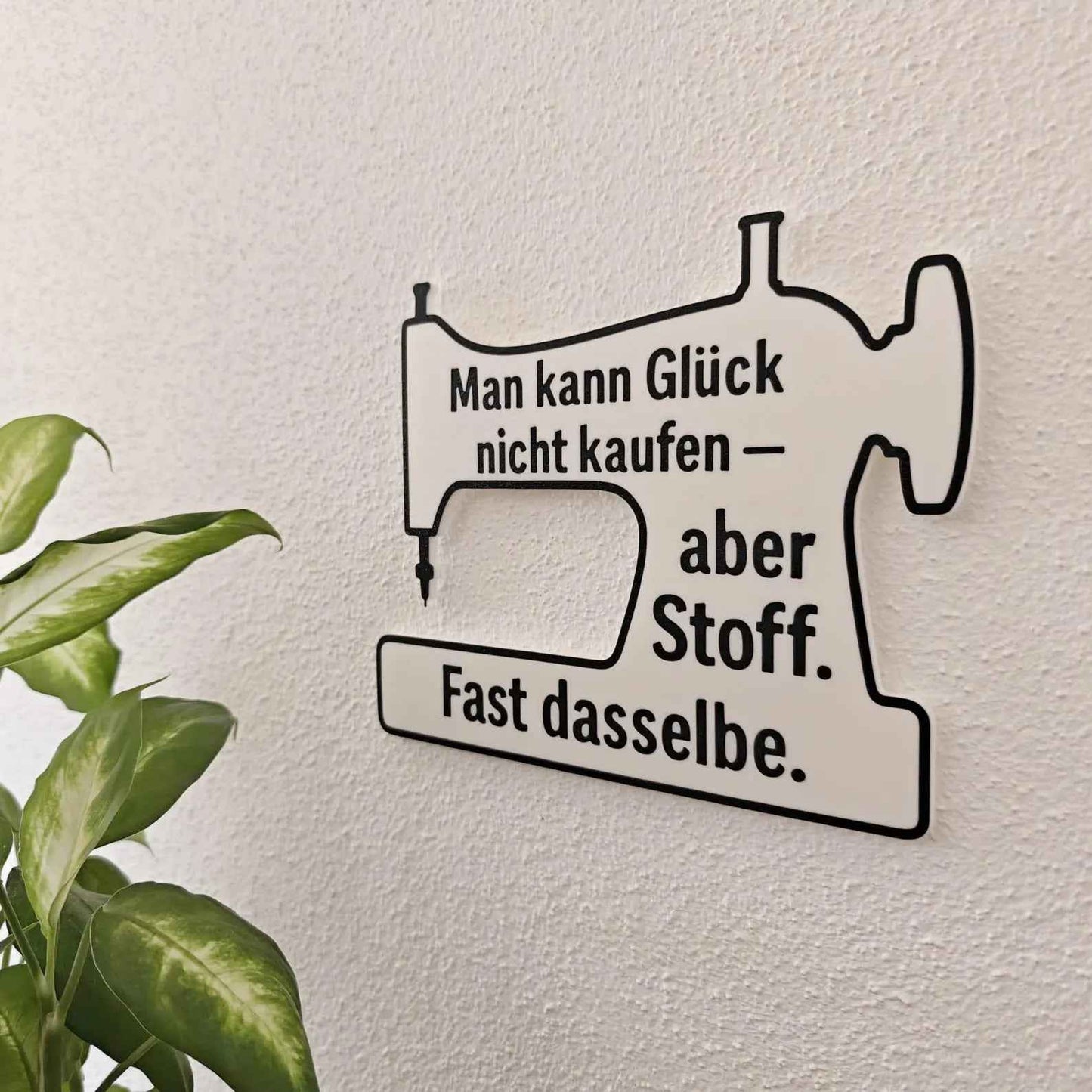 Deko Schild mit Spruch für Näherinnen – Lustige Wanddeko fürs Nähzimmer – Geschenk für Stoffliebhaber