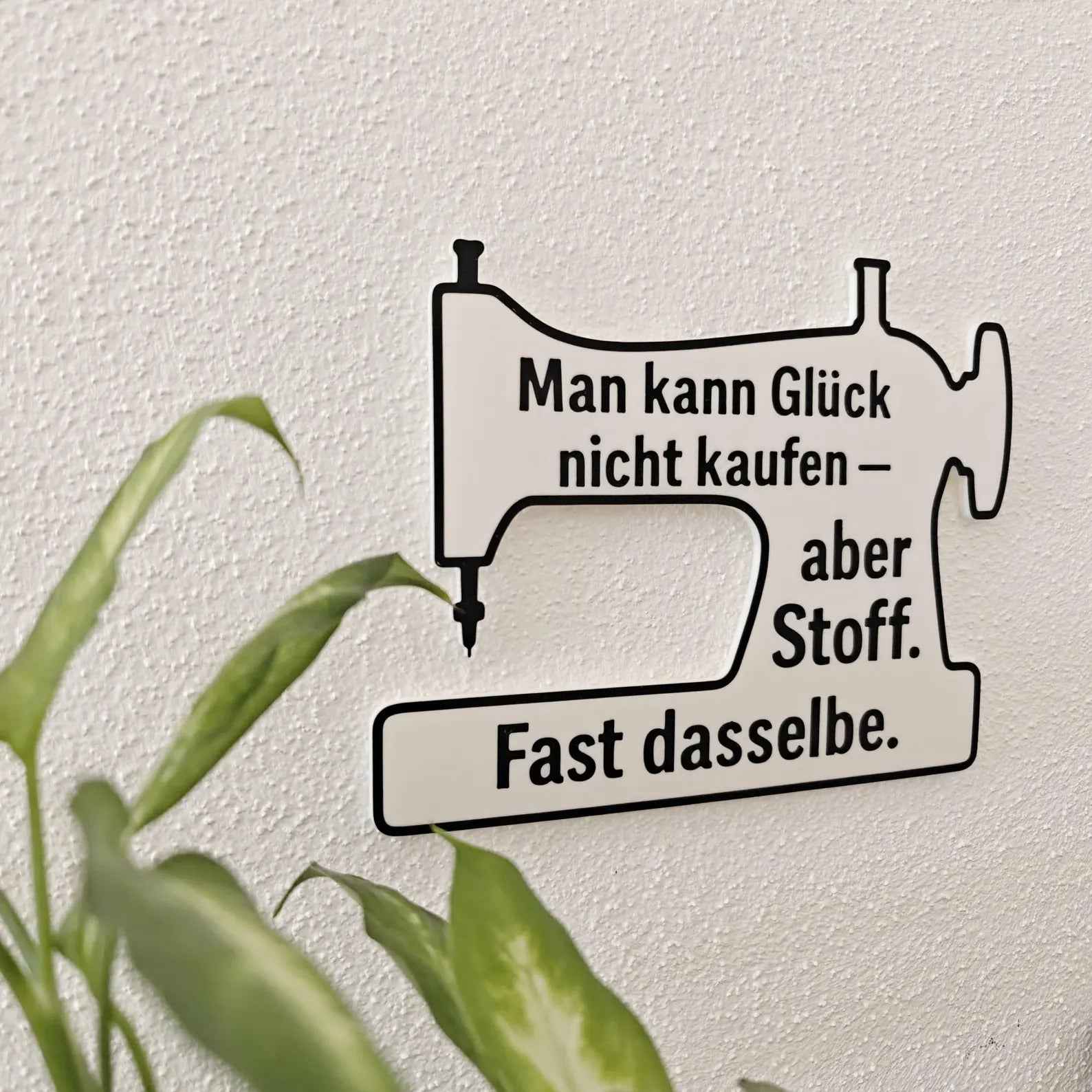 Deko Schild mit Spruch für Näherinnen – Lustige Wanddeko fürs Nähzimmer – Geschenk für Stoffliebhaber