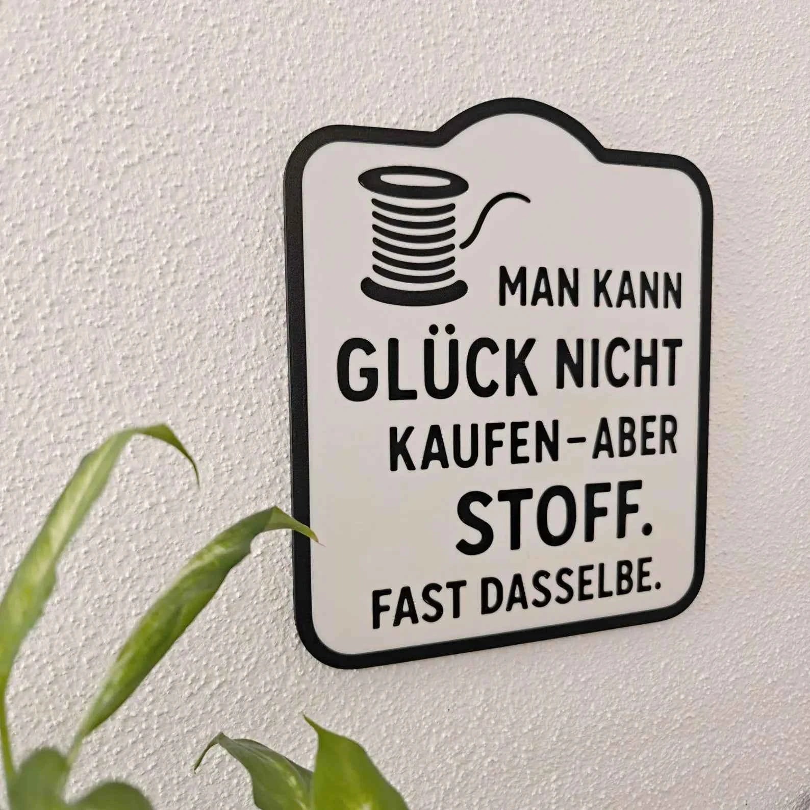 Deko Schild mit Spruch für Näherinnen – Lustige Wanddeko fürs Nähzimmer – Geschenk für Stoffliebhaber