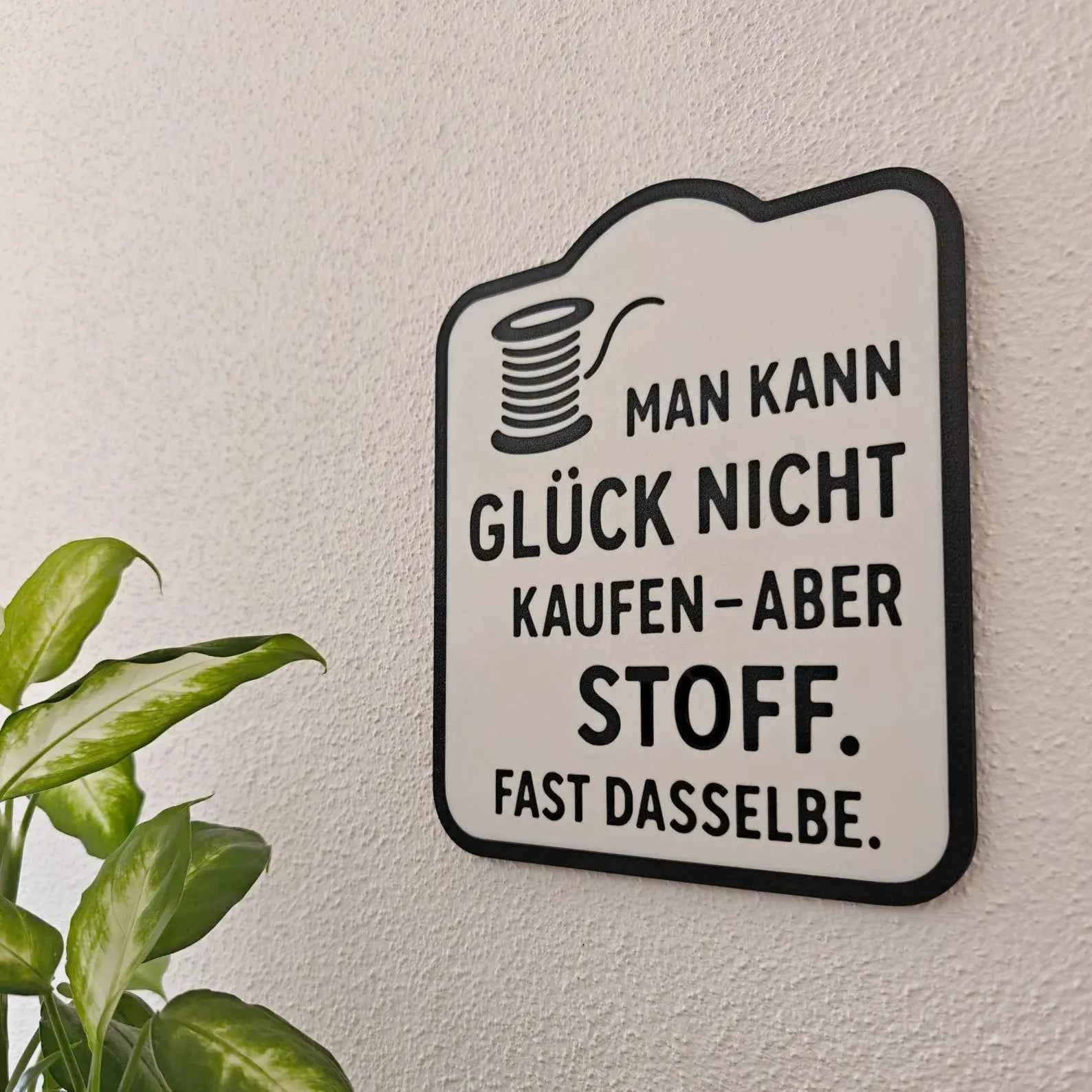 Deko Schild mit Spruch für Näherinnen – Lustige Wanddeko fürs Nähzimmer – Geschenk für Stoffliebhaber