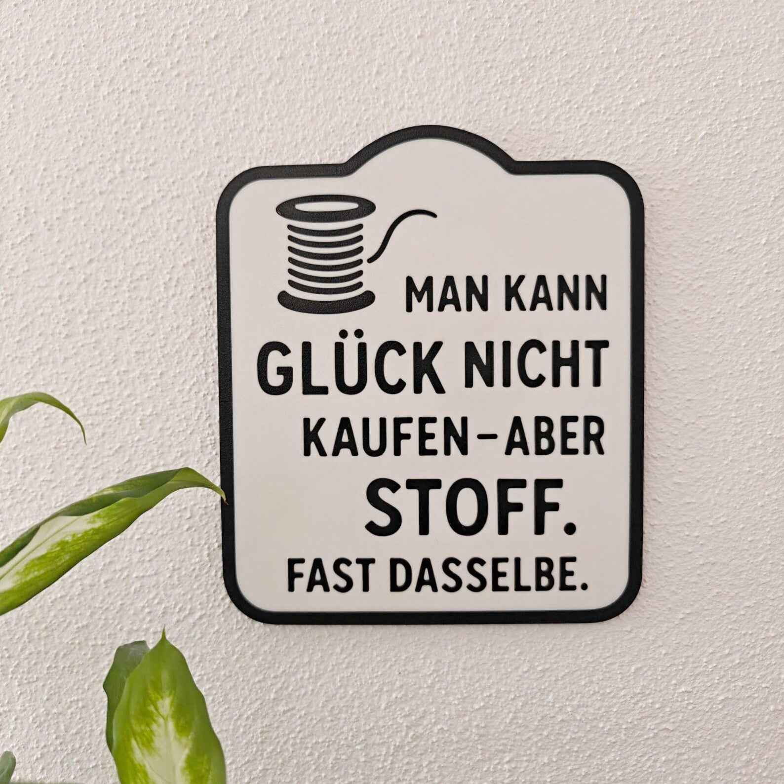 Deko Schild mit Spruch für Näherinnen – Lustige Wanddeko fürs Nähzimmer – Geschenk für Stoffliebhaber