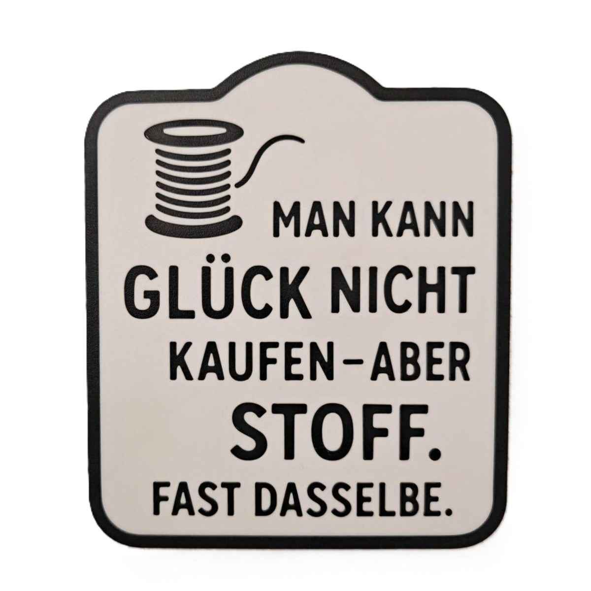 Deko Schild mit Spruch für Näherinnen – Lustige Wanddeko fürs Nähzimmer – Geschenk für Stoffliebhaber