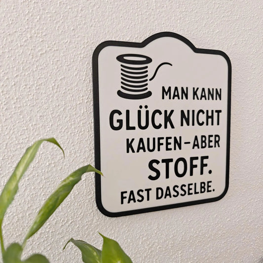 Deko Schild mit Spruch für Näherinnen – Lustige Wanddeko fürs Nähzimmer – Geschenk für Stoffliebhaber